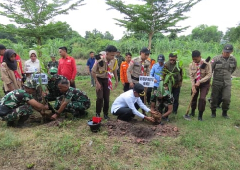 Lestarikan Lingkungan, Kodim 0402/OKI-OI Tanam Pohon dan Bersihkan Pasar