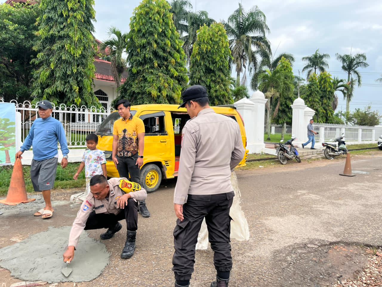 Polres Ogan Ilir Dukung Program Belida Polda Sumsel,  Timbun Jalan Berlobang di Desa Permata Baru