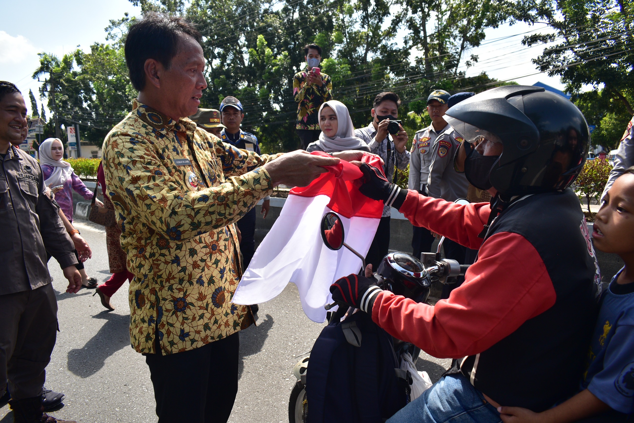 Jelang Perayaan 17 Agustus, Pemkab OKI Bagikan 1. 500 Bendera Merah Putih