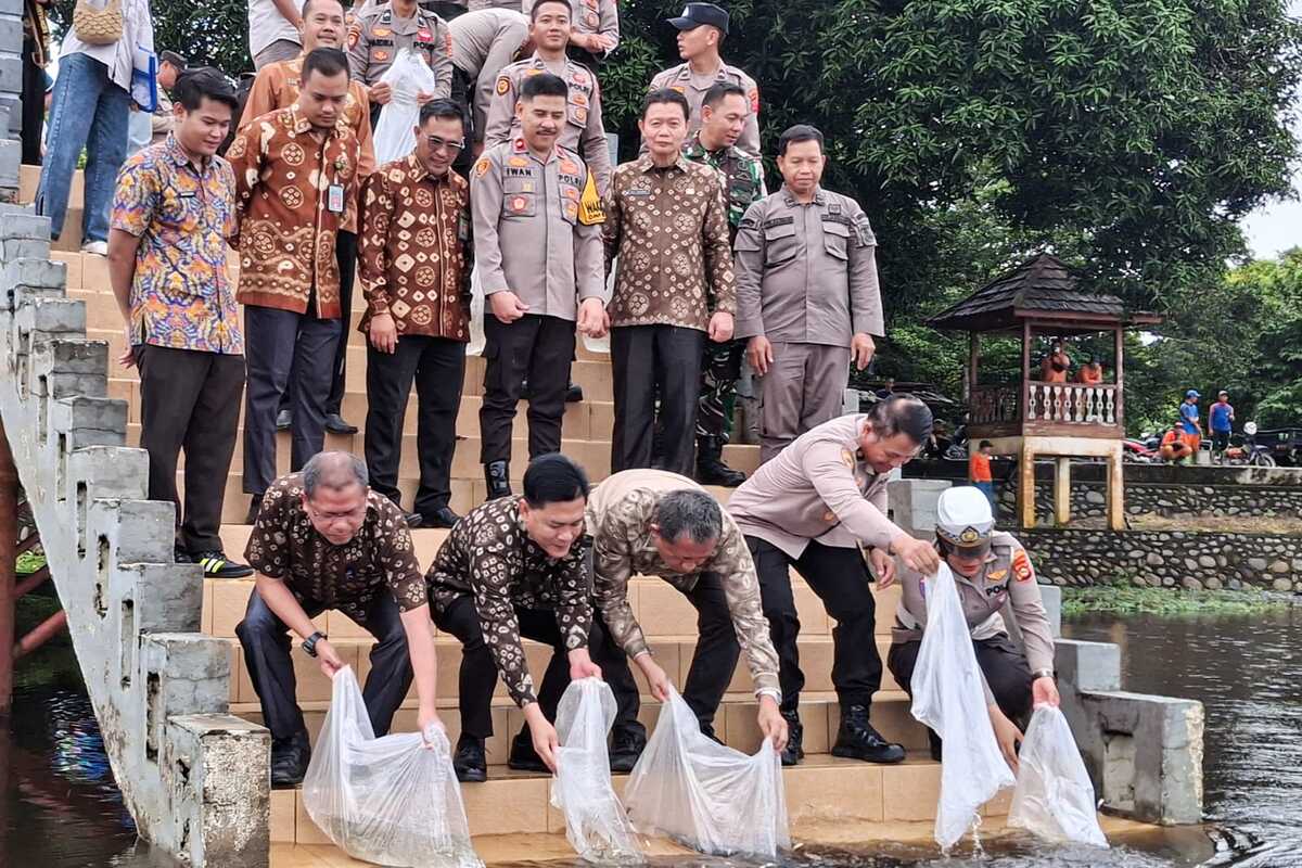 Jaga Kelestarian Ekosistem, Polres-Pemkab Muba Tebar 100 Ribu Bibit Ikan di Danau Ulak Lia