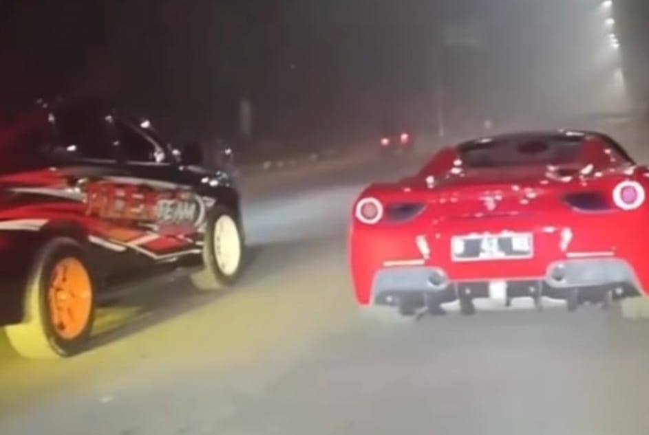 Polisi Buru Pemilik Mobil Pajero Sport - Ferrari yang Balap Liar di Palembang