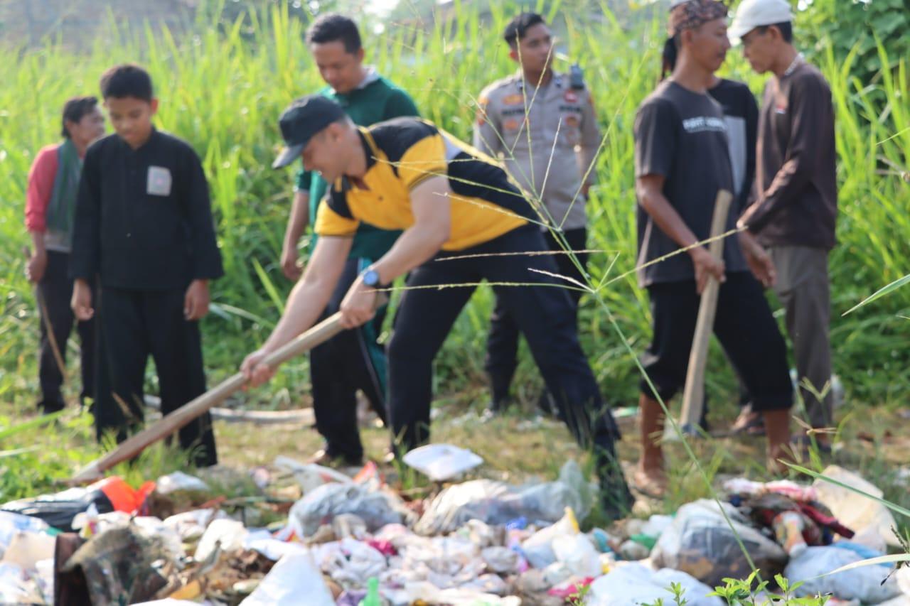 Polres Ogan Ilir Lakukan Aksi Bersih-Bersih Sampah Serentak