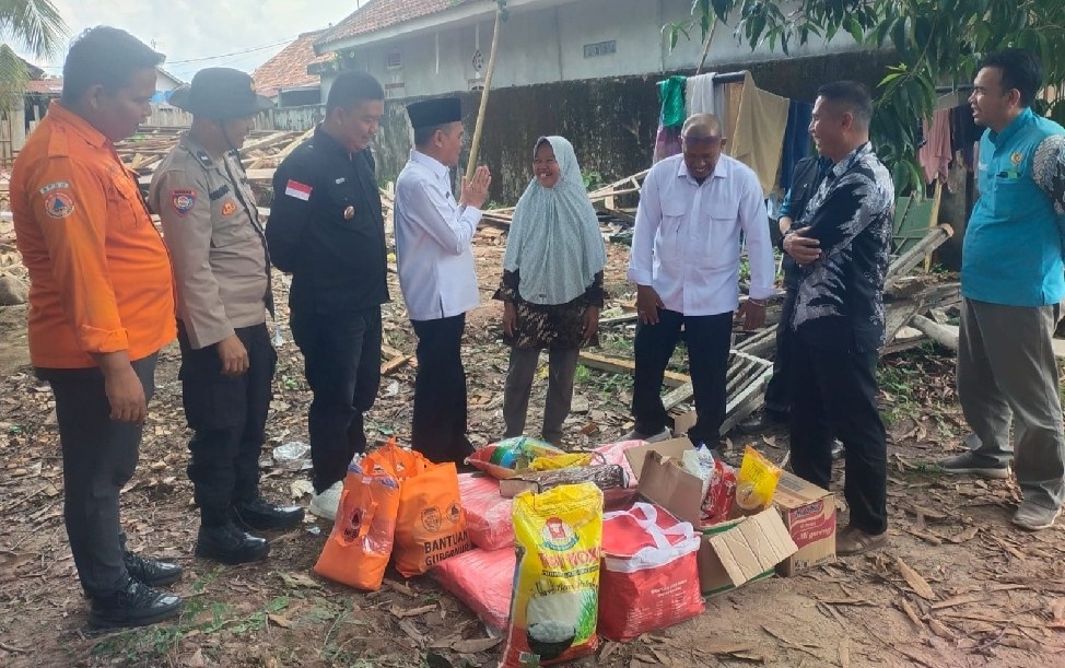 Wabup Ogan Ilir  Santuni Korban Rumah Roboh, Polsek Tanjung Batu Lakukan Pengamanan