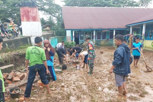 Air Sungai Hesam di Pagar Gunung Meluap, Anggota Koramil 405-07/Pulau Pinang Bantu Siswa Bersihkan Sekolah