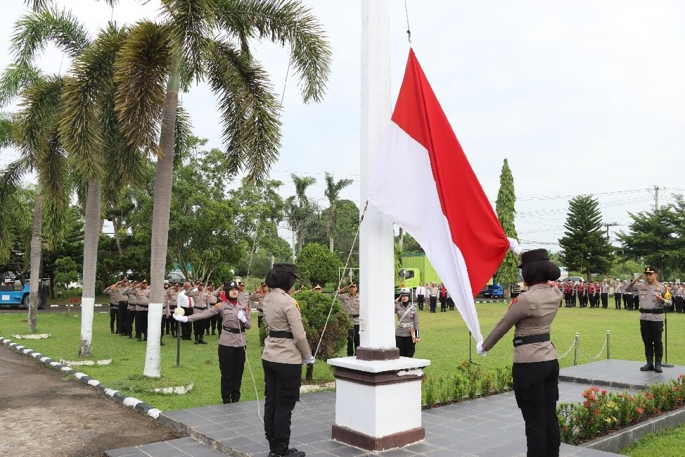 Peringatan Hari Ibu ke-97 Tahun 2025 di Mapolres Ogan Ilir, Pengibar Bendera dan Komandan Upacara Para Polwan