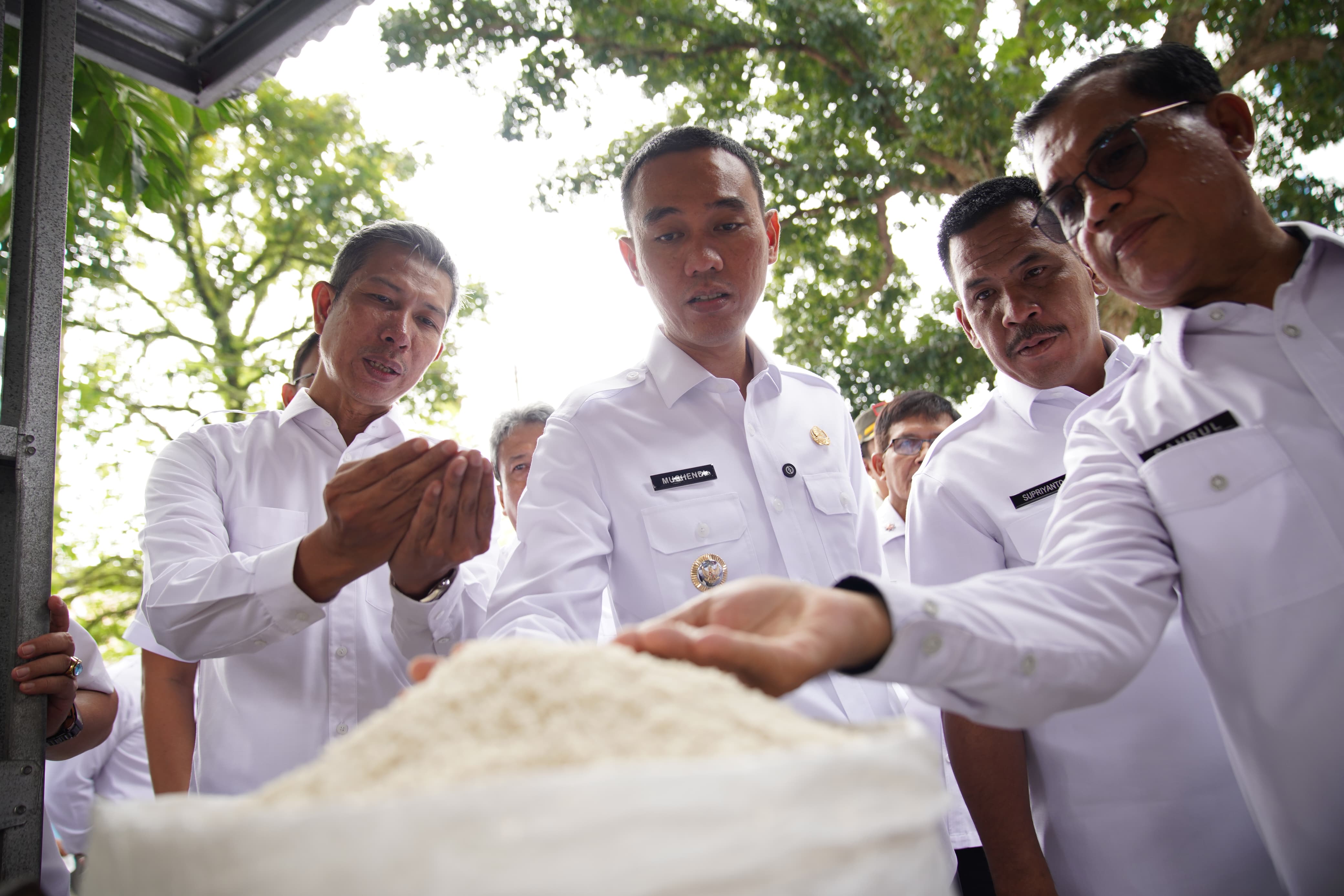 Sidak Harga Sembako, Bupati OKI Maklumi Kenaikan Harga