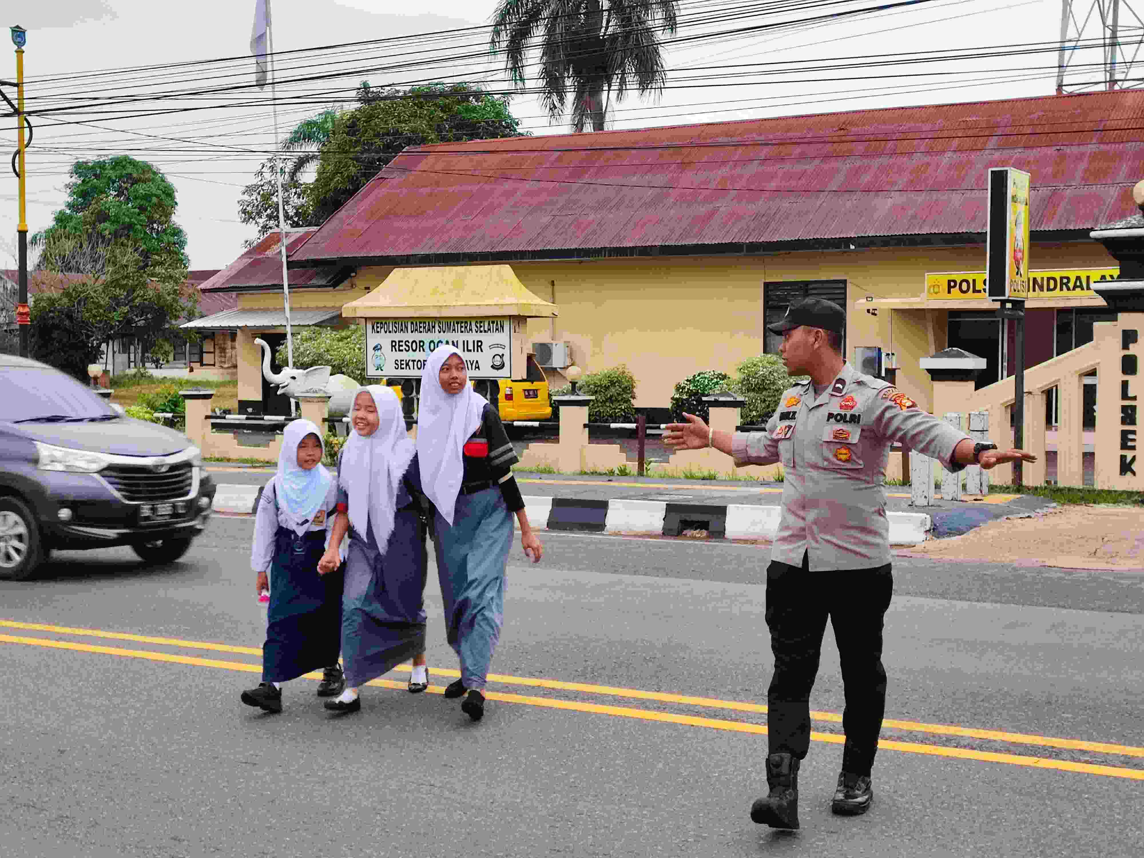 Personel  Polsek Indralaya, Bantu Seberangkan Pelajar, Sambil Atur Lalin