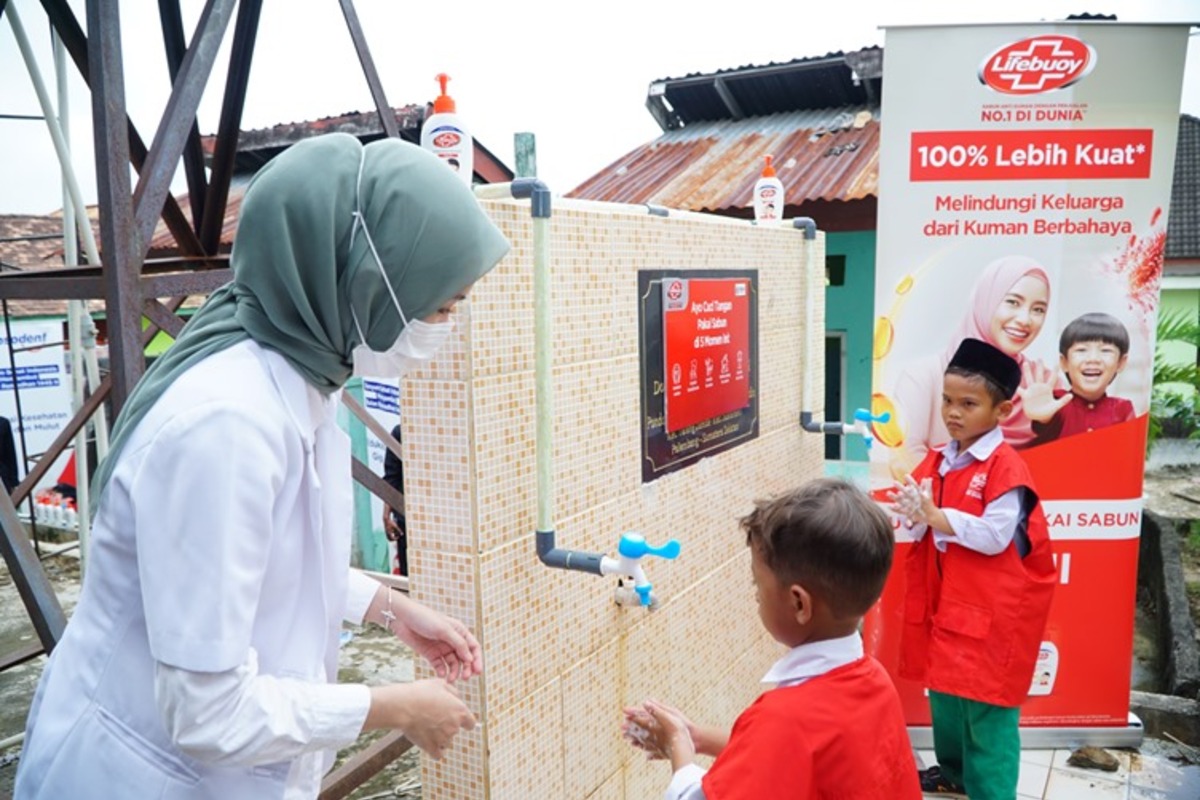 Lifebuoy Berikan Pelatihan dan Edukasi Kesehatan Pada Ratusan Santri Ponpes Sultan Mahmud Badaruddin Palembang