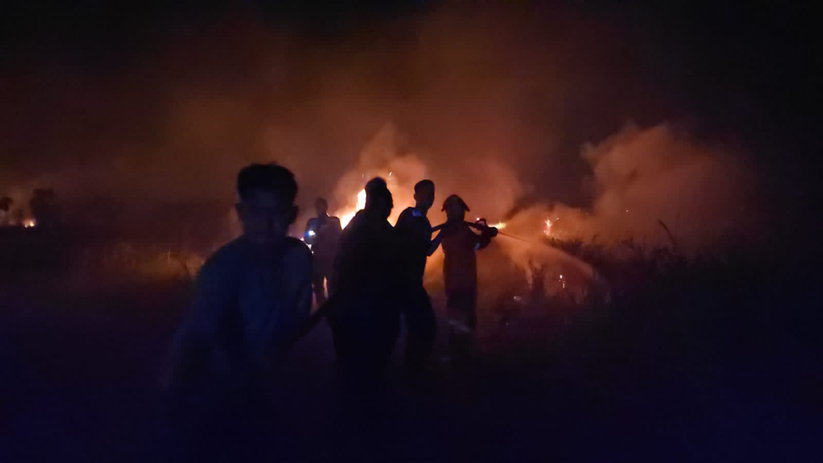 Sat Samapta Polres Ogan Ilir Bersama BPBD  Padamkan Kebakaran Lahan 24 Hektar  di Desa Rambutan