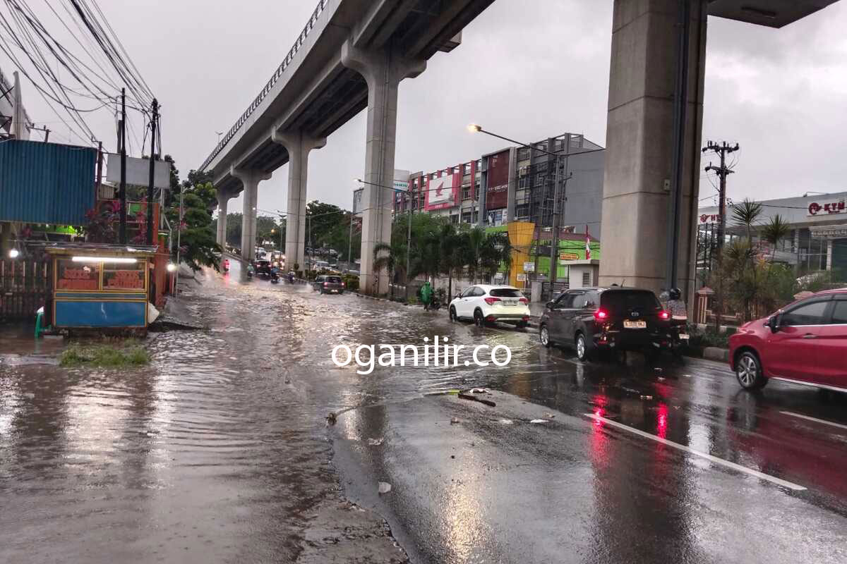 Palembang Diguyur Hujan, Jl Kol H Barlian Mulai Terendam