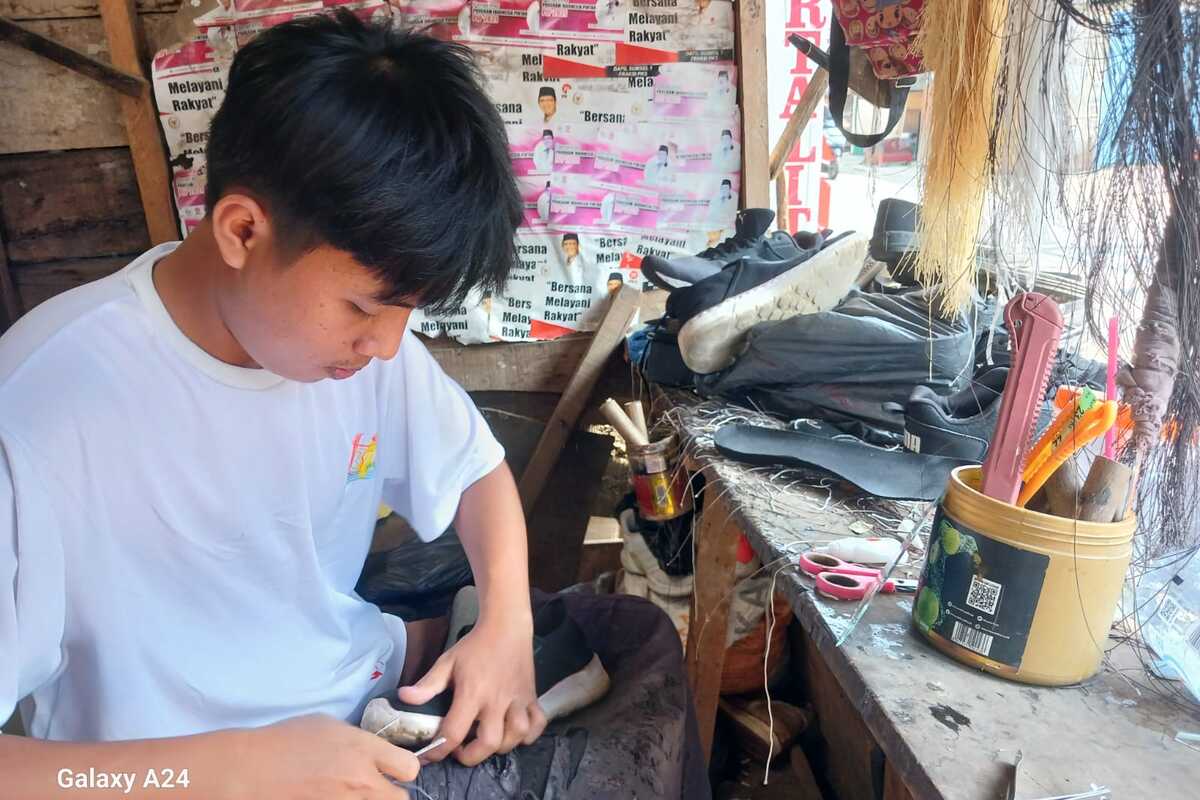 Febri Jadi Tukang Sol Sepatu Sejak SD Membantu Orang Tua, ini Cita-Citanya