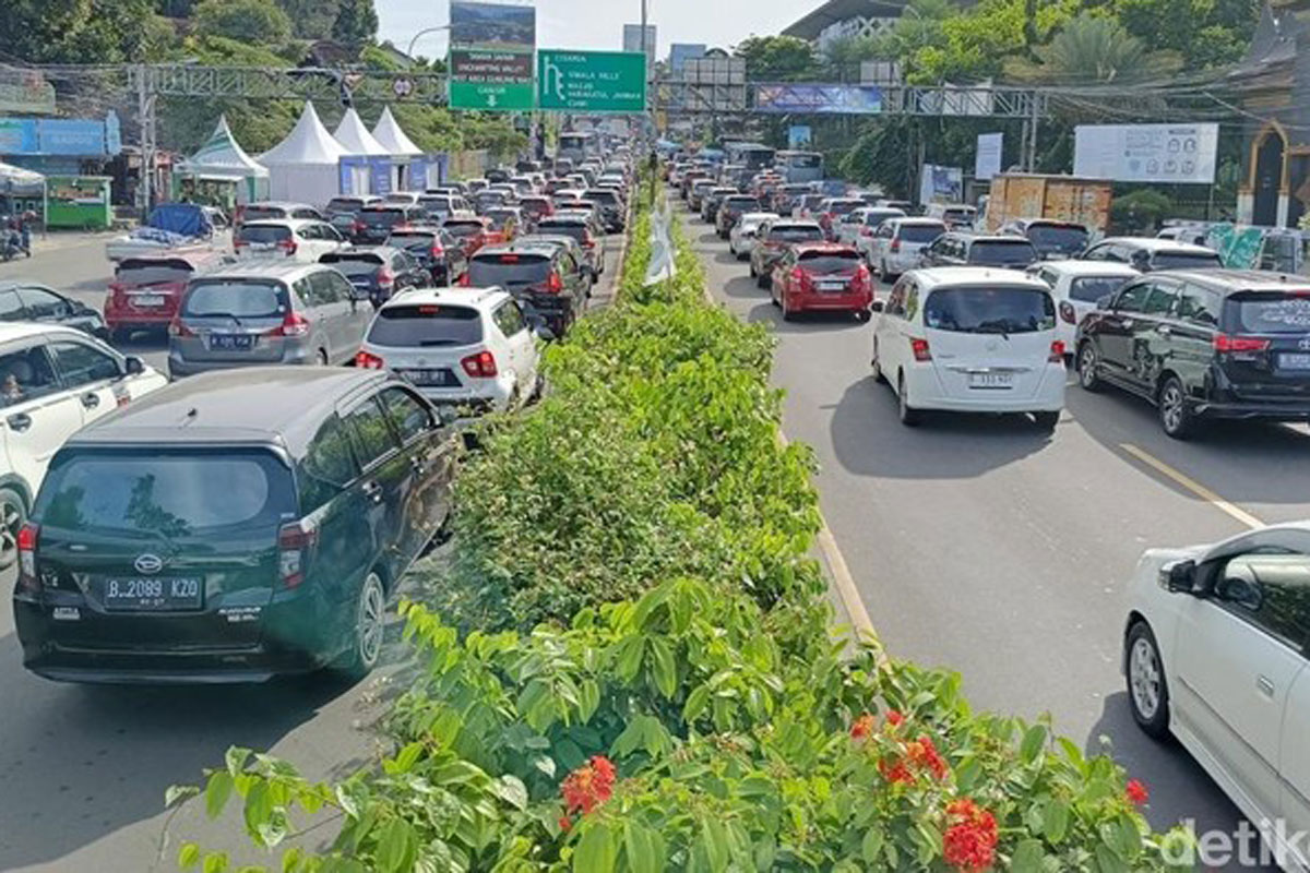 Jalur Puncak Bogor Padat, Polantas Berlakukan One Way dari Jakarta 