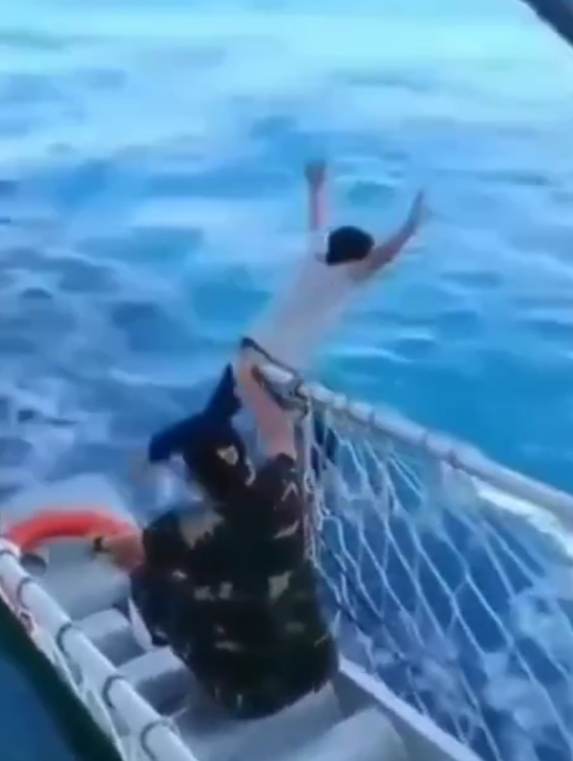 Viral! Detik-detik Seorang Pria Penumpang Kapal Terjun ke Laut