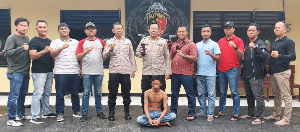 Kencani Wanita Café Semalaman, Eh.. HP-Nya Juga di Embat