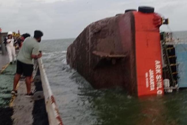 Kapal FC ARK Shiloh Berbendera Indonesia Karam di Perairan Sungsang Banyuasin Saat Sandar di  MV. STL MIRACLE