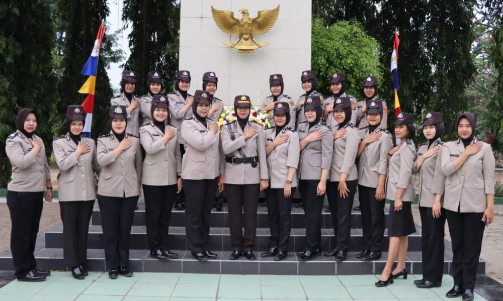 Hari Jadi Polwan, Tabur Bunga Makam Pahlawan Hingga Peduli Lansia