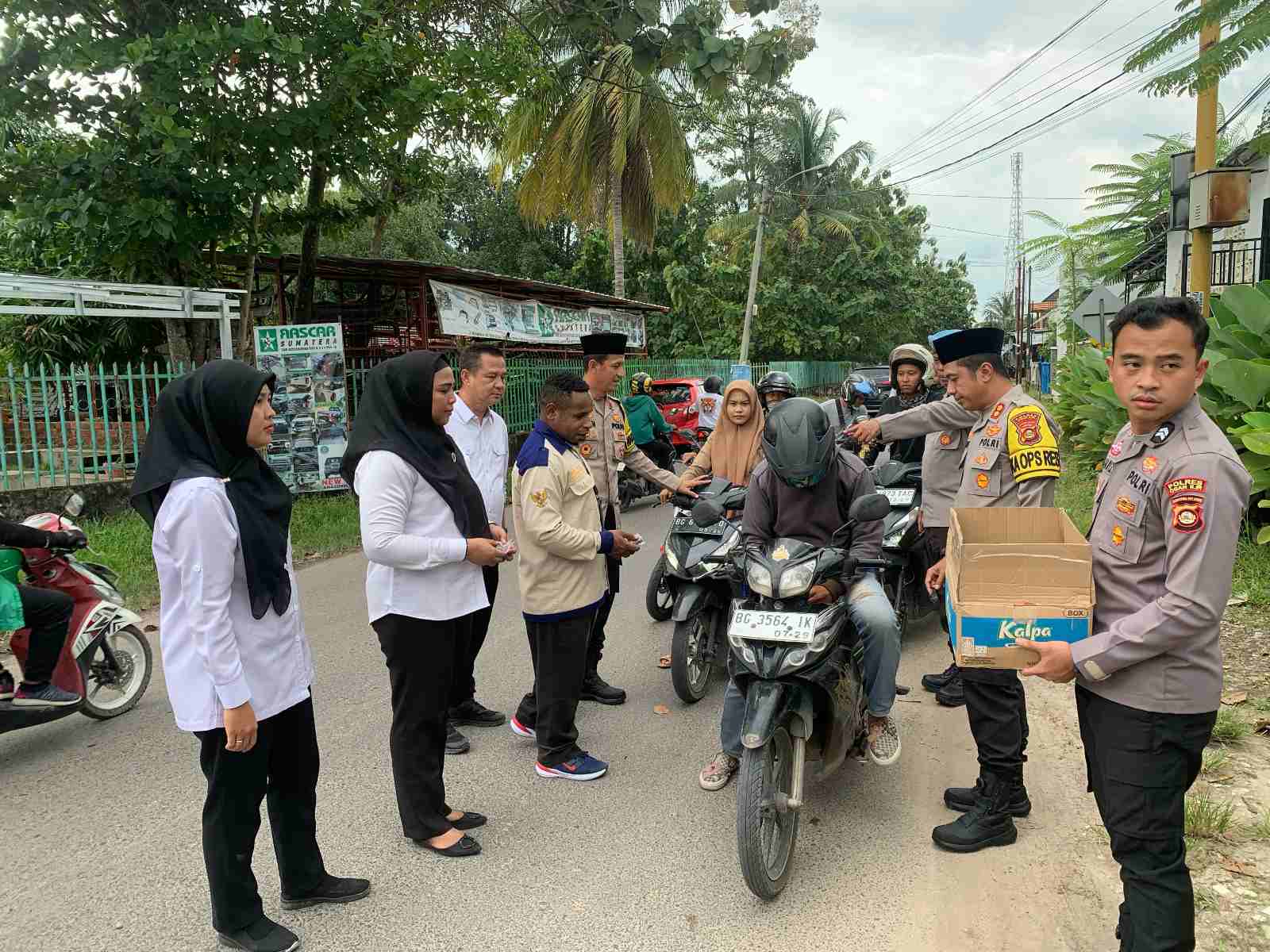 Polres Ogan Ilir Bersama Mahasiswa Bagikan Takjil di Bulan Ramadan