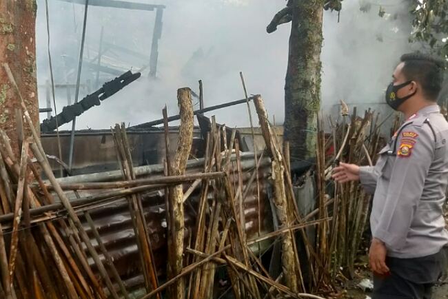 Sedang Membersihkan Masjid, Rumah Marbot Habis Dilahap Si Jago Merah, Tak Ada Barang yang Bisa Diselamatkan 