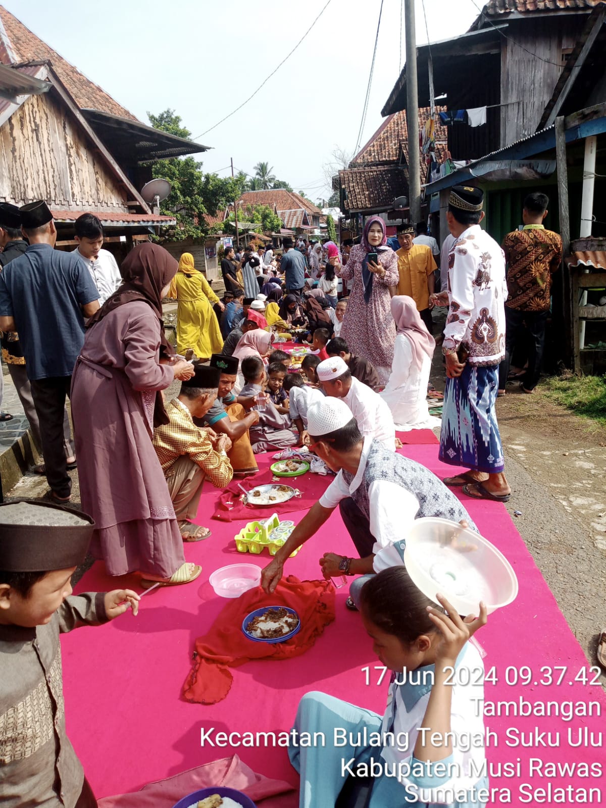 Usai Salat Ied Warga Desa Tambangan Gelar Tradisi Melayu