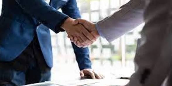 4 Tanda Kepribadian Seseorang yang Berdiri saat Menyapa Orang Lain