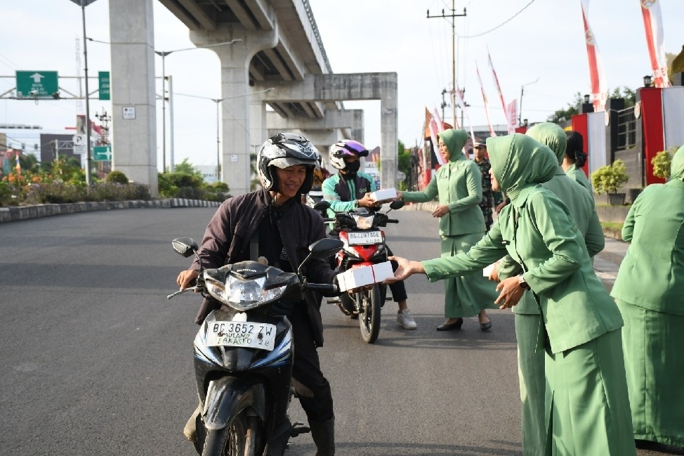 Korem 044/Gapo Bagikan Nasi Kotak Pada Momen Peringatan HUT ke-80 RI