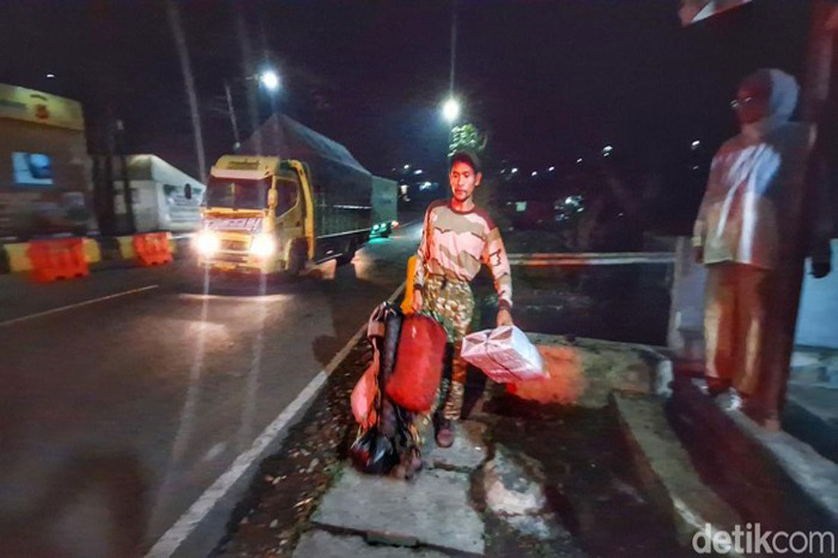 Uang Pas-pasan, Pedagang Cilok Mudik Berjalan Kaki dan Naik Truk