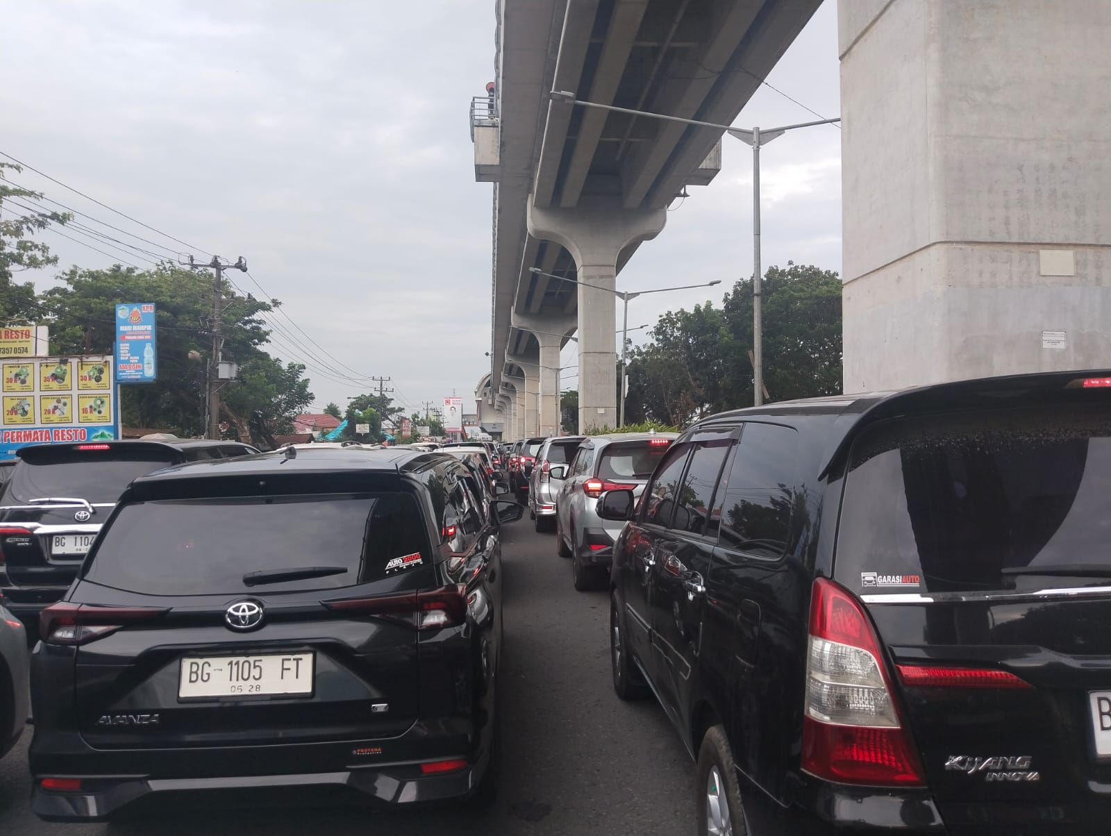 Pengunjung OPI Mall Membeludak, Jl Gubernur Ahmad Bastari Macet Panjang