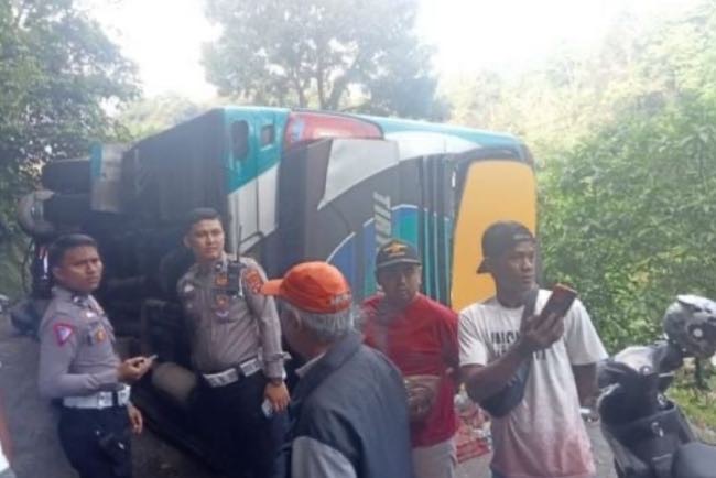 Bus Rombongan Mahasiswa UNRI Terbalik di Kawasan Cubadak Bungkuk Padang Panjang Sumbar, Begini Kondisinya 