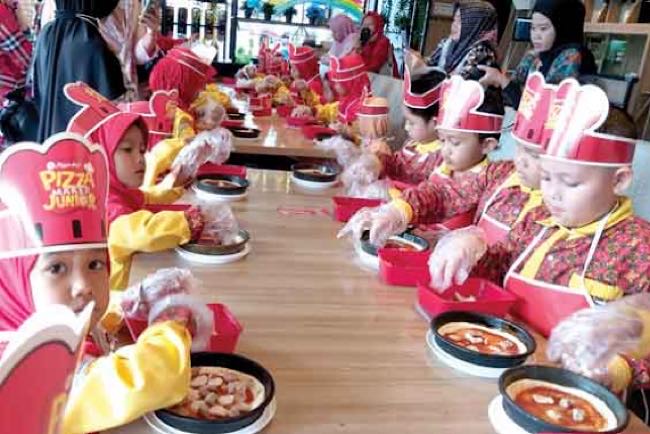 Kegiatan Field Trip, Siswa TK Ananda Belajar Menyenangkan ke Pizza Hut, Jadi Koki Menata dan Menghias Pizza 