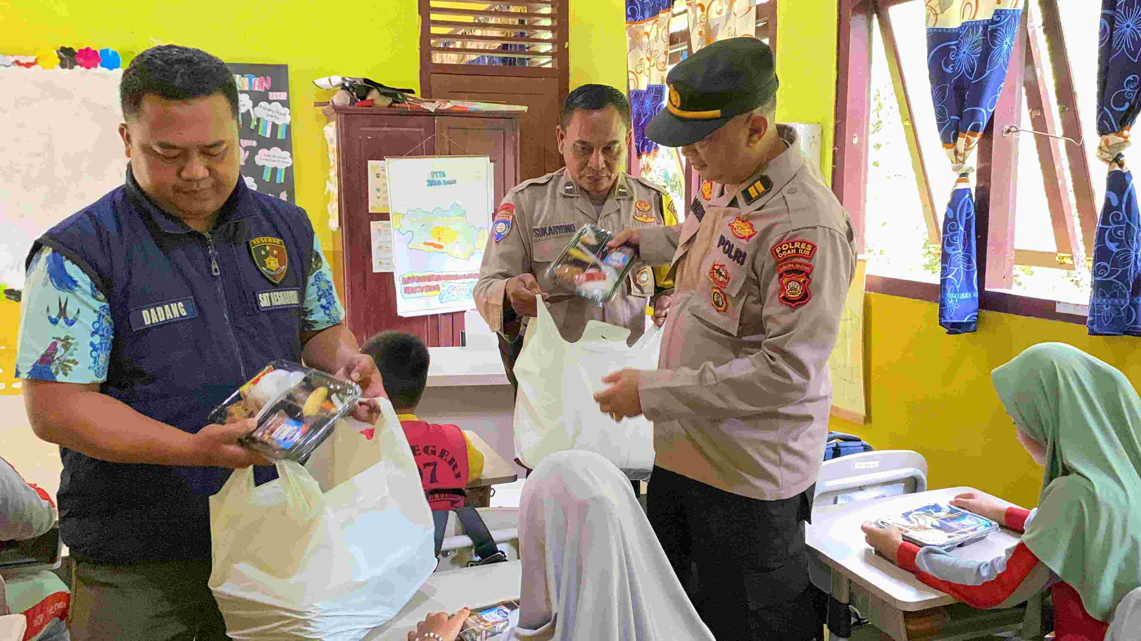 Polres Ogan Ilir Gelar Makan Siang Bergizi di SD 07 Indralaya Utara