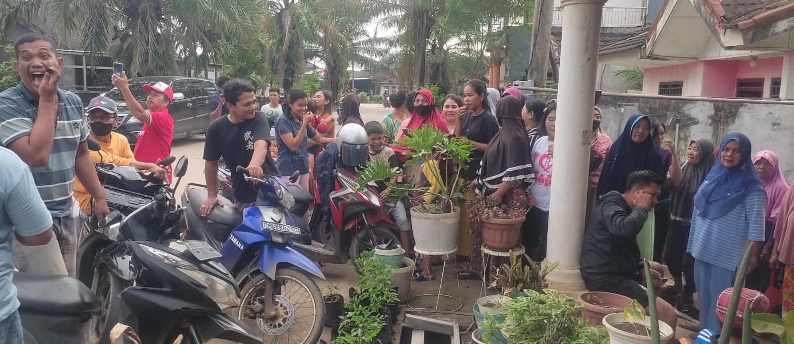 Puluhan Ibu-ibu di Banyuasin Berkumpul Tolak Jalan Tiga Putri Dilalui Truk Galian C