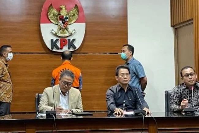 Hakim Agung yang Sering Dipanggil yang Mulia itu Kini Berbaju Oranye, Menghadap Dinding dan Masuk Sel Tahanan