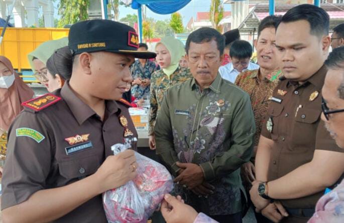 HUT Adhyaksa ke-64, Kejari Banyuasin Gelar Pasar Murah