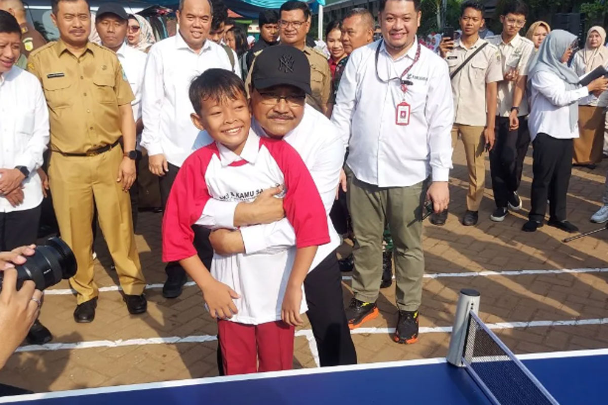 Kunker ke SDN Sumur Batu II, Mensos Bertanding Tenis Meja dengan Murid Sekolah