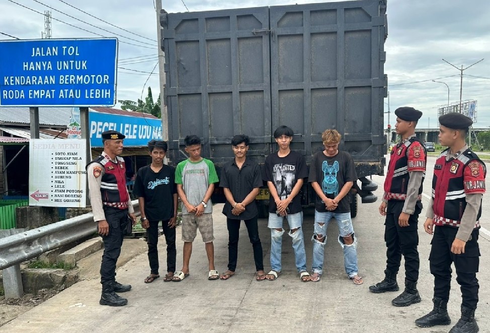 Lima Pelaku Pungli  di Simpang Tol Keramasan  Diamankan  Polres  Ogan  Ilir 