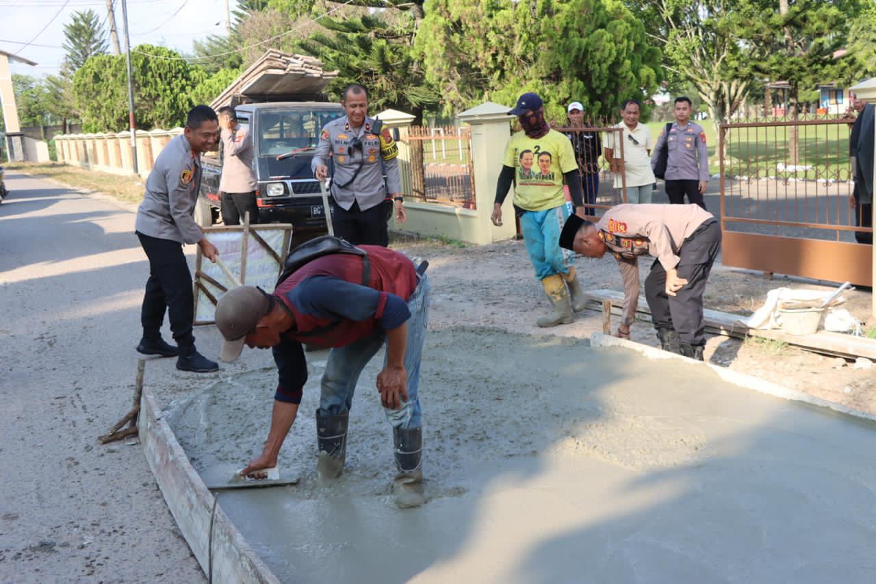 Polres dan Pemkab Ogan Ilir Laksanakan Tambal Jalan Berlubang dan Bersihkan  Sampah