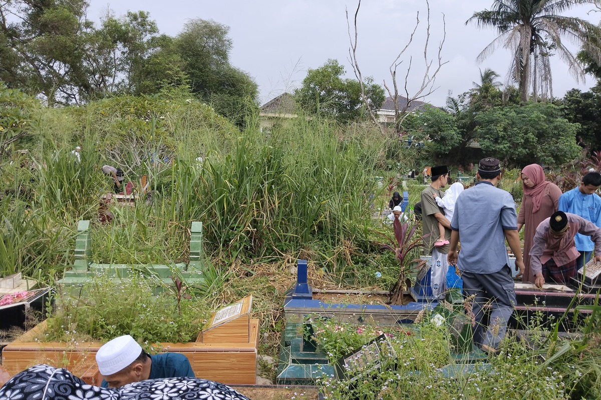 Lebaran, TPU Dibanjiri Peziarah