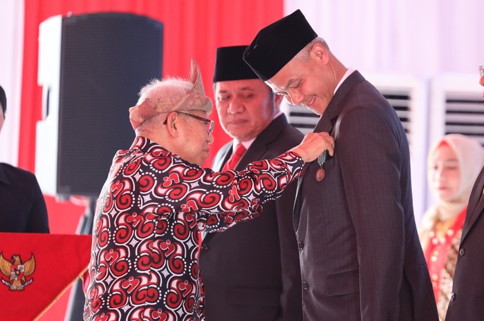 Ganjar Pranowo Raih Tanda Kehormatan Tertinggi Satyalancana Wira Karya Tahun 2023