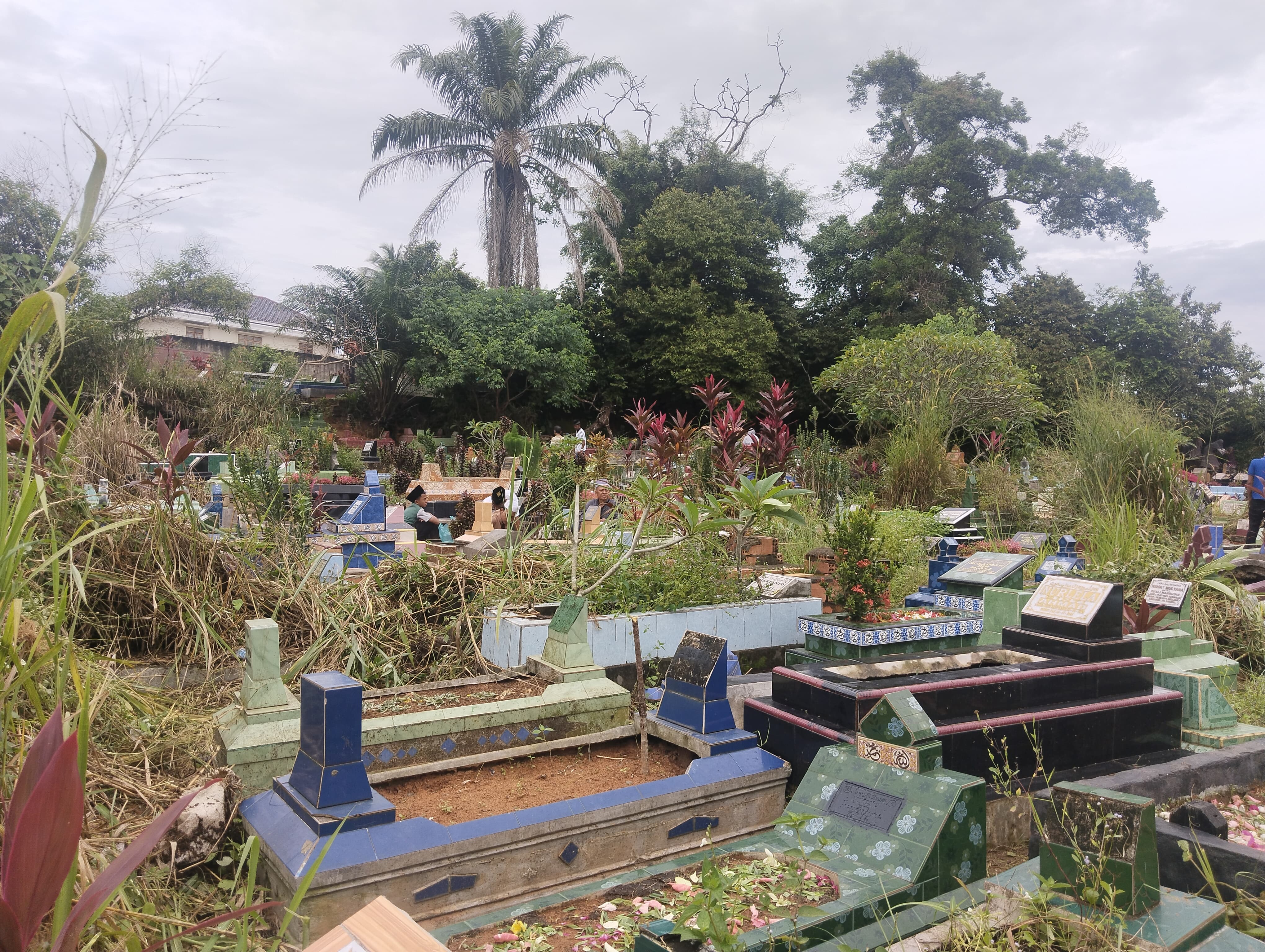 Jelang Ramadan, TPU Ramai Peziarah