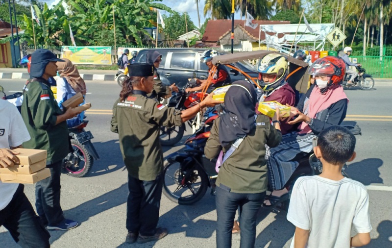 Hitungan Menit Ludes, PWI Ogan Ilir Bagikan 300 Paket Buka Puasa 