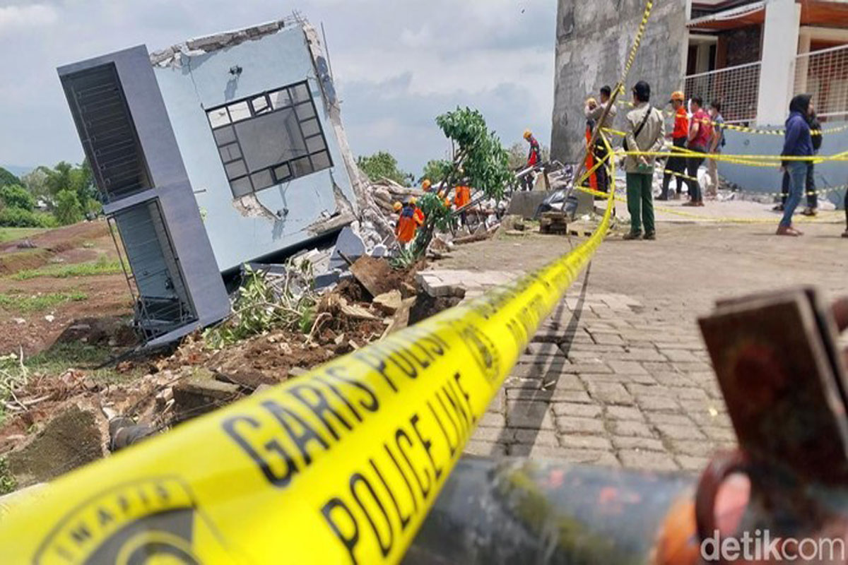 Vila di Batu Ambruk, Keluarga Asal Bekasi Luka-Luka