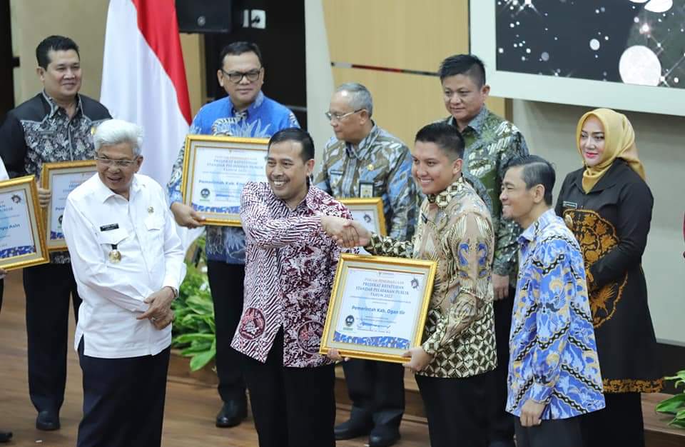 Bupati Panca Menerima Penghargaan Predikat Kepatuhan