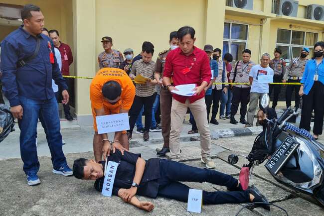 Rekonstruksi Pembunuhan Sadis di PALI, Noprianto Hujamkan Pisau Berkali-kali, Paridin Tewas di TKP 