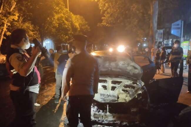 Mobil Terbakar, Untung 4 Perempuan Cantik Cepat Keluar