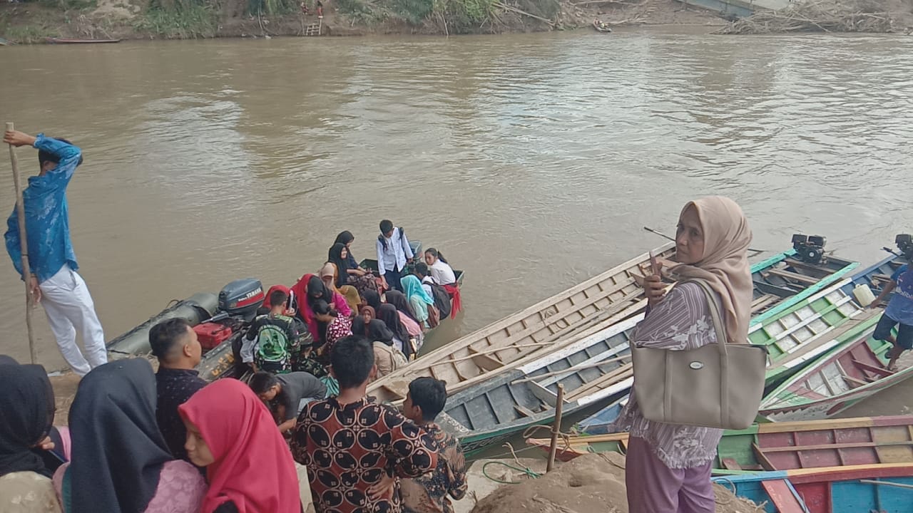 Jembatan Putus, Biaya Ekonomi Warga Desa Sukamenang Tinggi