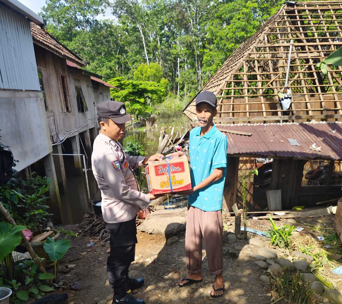 Polsek Muara Kuang Salurkan Bantuan  Korban Rumah Roboh