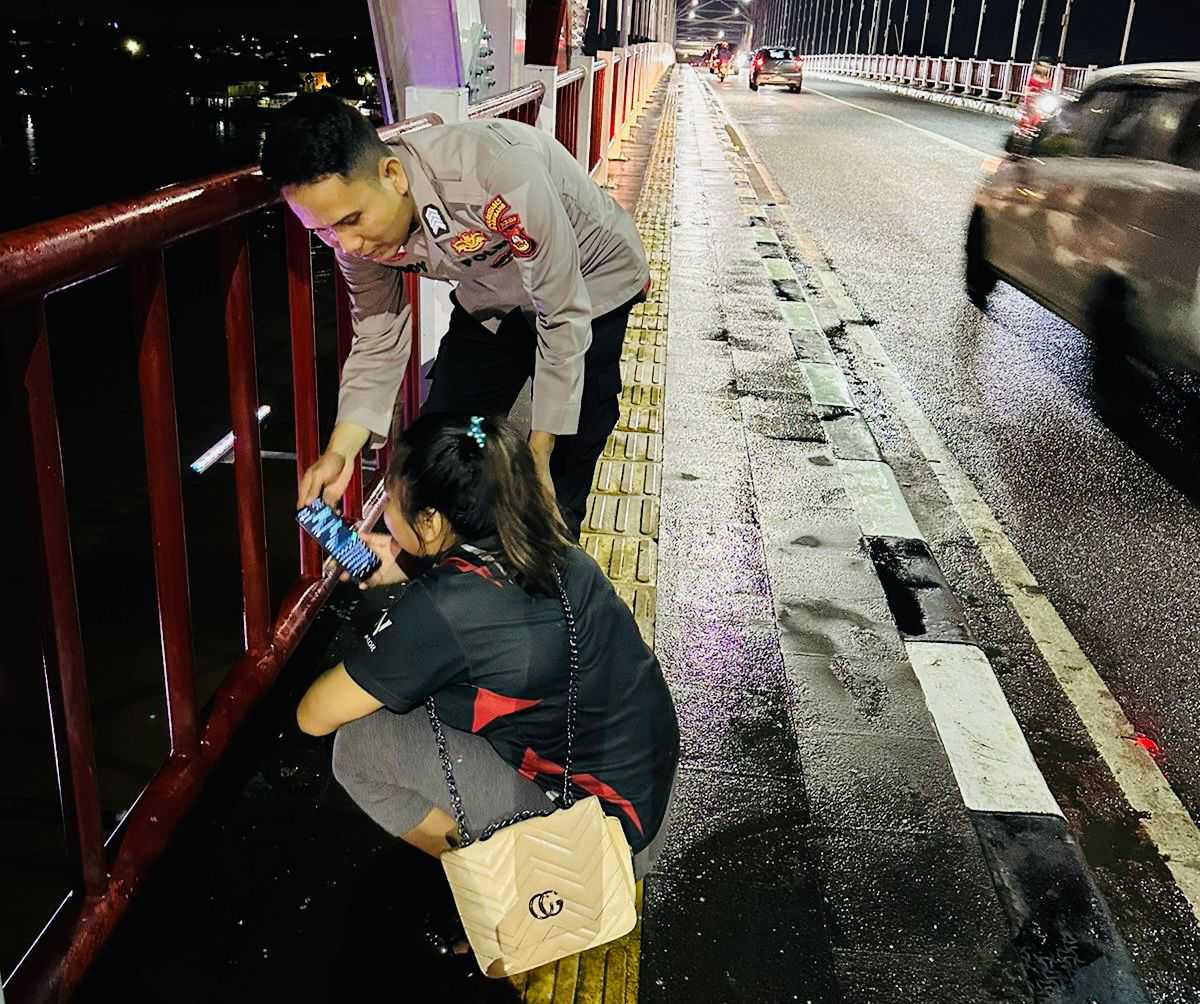 Polisi Gagalkan Aksi Bunuh Diri Terjun Dari Jembatan Musi VI Palembang