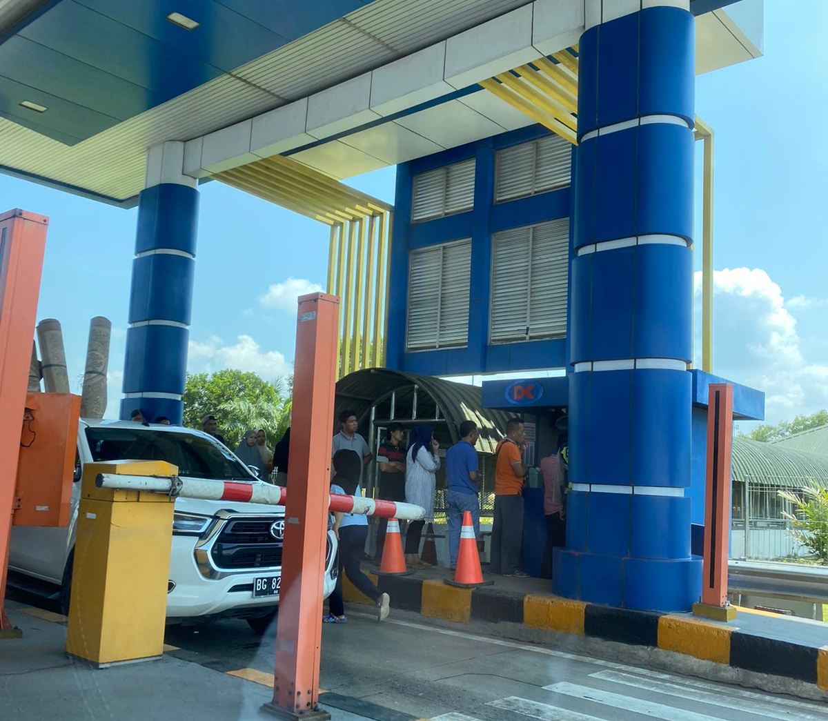 Pengguna Jalan Tol, Kurang Tertib. Isi Saldo Di Pintu  Keluar Gerbang Tol Palembang 