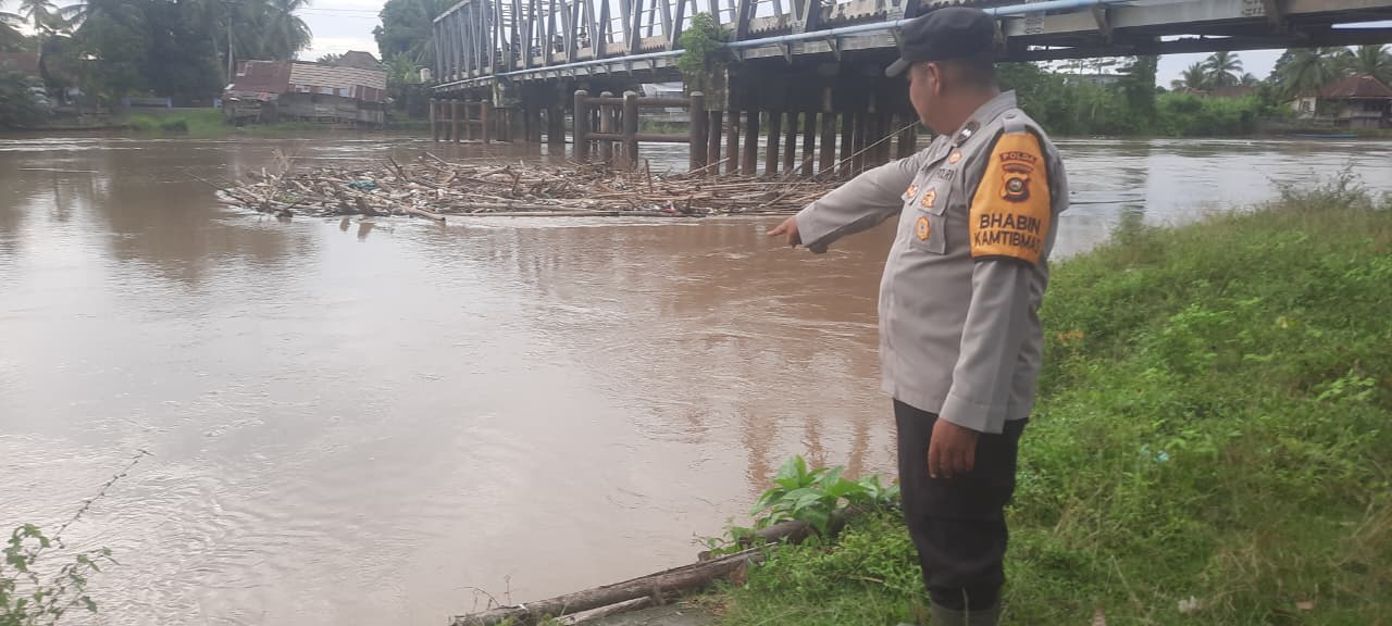 Personel  Polres Ogan Ilir  Cek  Debit Air  Sungai  di Muara Kuang  dan Pemulutan