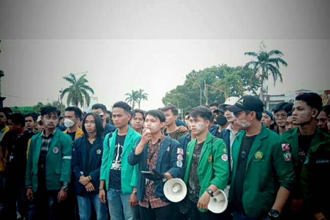 Aksi Tolak Kenaikan BBM Ricuh, Mahasiswa Paksa Masuk Gedung DPRD Bengkulu, 8 Diamankan, 5 Terluka Dirawat